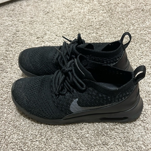 nike woman shoe - Picture 1 of 3